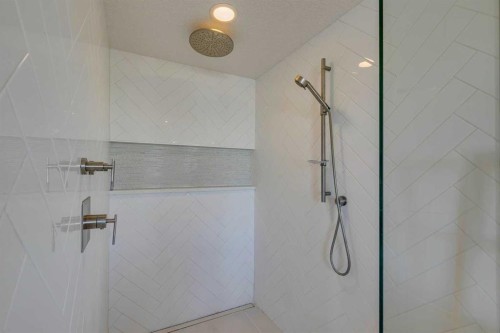 1605 29 Avenue Sw, Calgary, AB - Indoor Photo Showing Bathroom