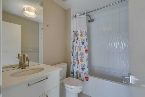 1605 29 Avenue Sw, Calgary, AB - Indoor Photo Showing Bathroom