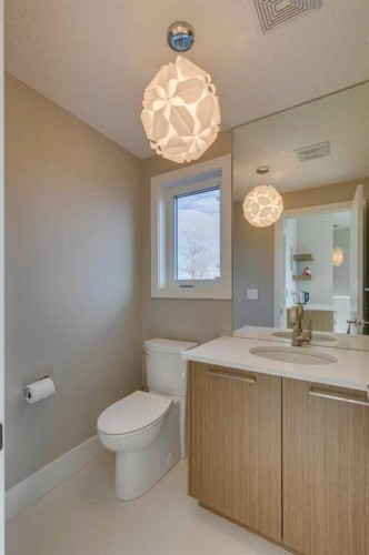 1605 29 Avenue Sw, Calgary, AB - Indoor Photo Showing Bathroom