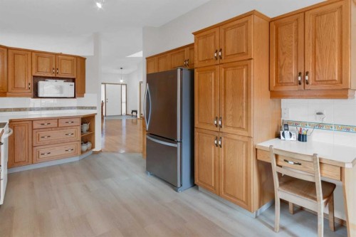 50 Christie Gardens Sw, Calgary, AB - Indoor Photo Showing Kitchen