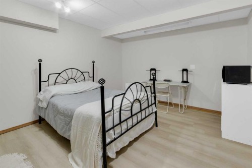 50 Christie Gardens Sw, Calgary, AB - Indoor Photo Showing Bedroom