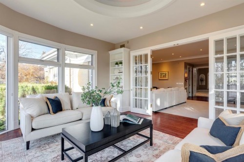 126 Eagle Ridge Drive Sw, Calgary, AB - Indoor Photo Showing Living Room
