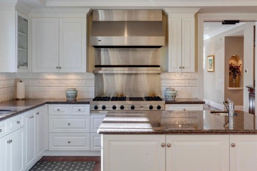 126 Eagle Ridge Drive Sw, Calgary, AB - Indoor Photo Showing Kitchen