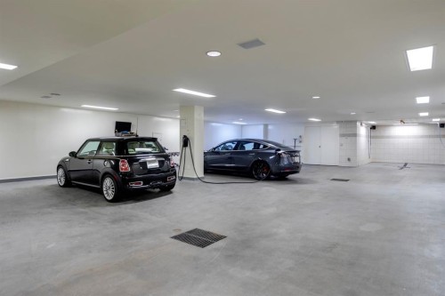 126 Eagle Ridge Drive Sw, Calgary, AB - Indoor Photo Showing Garage