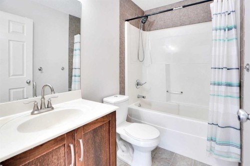 85 Boulder Creek Manor Se, Langdon, AB - Indoor Photo Showing Bathroom