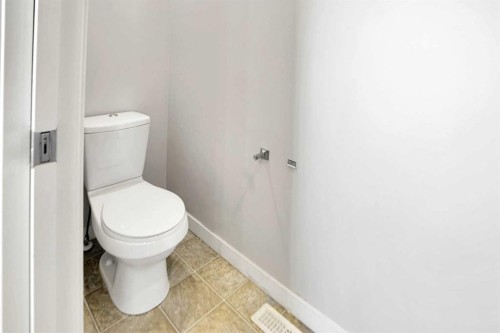 85 Boulder Creek Manor Se, Langdon, AB - Indoor Photo Showing Bathroom