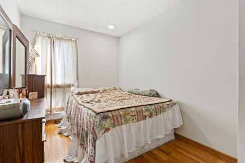 89 Edgedale Drive Nw, Calgary, AB - Indoor Photo Showing Bedroom