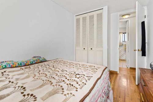 89 Edgedale Drive Nw, Calgary, AB - Indoor Photo Showing Bedroom