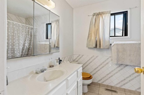 89 Edgedale Drive Nw, Calgary, AB - Indoor Photo Showing Bathroom