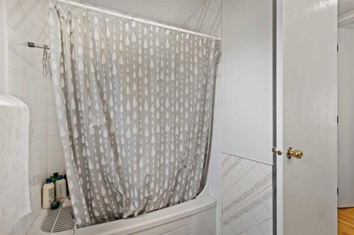 89 Edgedale Drive Nw, Calgary, AB - Indoor Photo Showing Bathroom