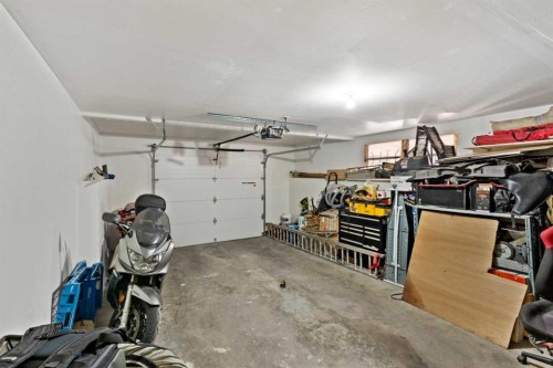 89 Edgedale Drive Nw, Calgary, AB - Indoor Photo Showing Garage