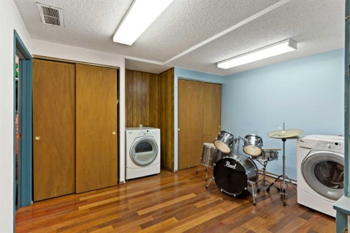 89 Edgedale Drive Nw, Calgary, AB - Indoor Photo Showing Laundry Room