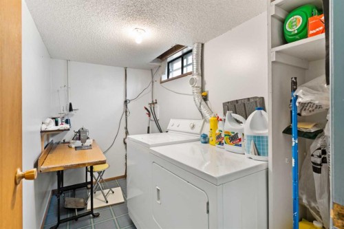 89 Edgedale Drive Nw, Calgary, AB - Indoor Photo Showing Laundry Room