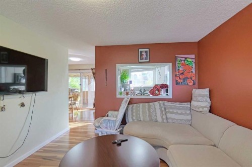 20 Falton Way Ne, Calgary, AB - Indoor Photo Showing Living Room