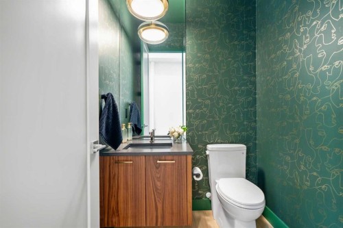 40 Greenwich Heath Nw, Calgary, AB - Indoor Photo Showing Bathroom