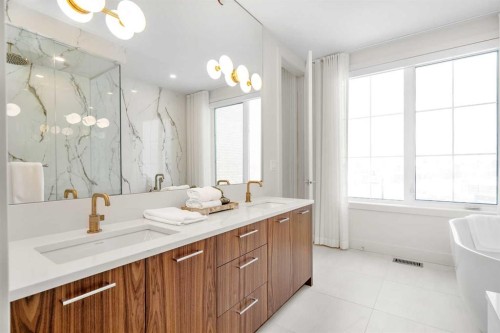 40 Greenwich Heath Nw, Calgary, AB - Indoor Photo Showing Bathroom