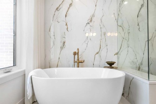 40 Greenwich Heath Nw, Calgary, AB - Indoor Photo Showing Bathroom