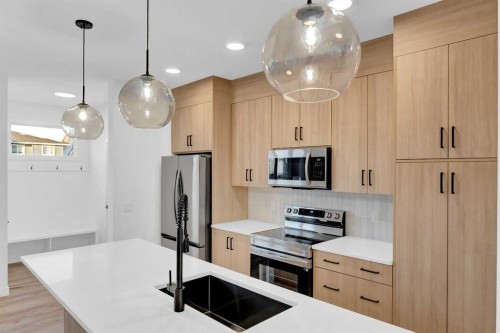 164 Cobblestone Gate Sw, Airdrie, AB - Indoor Photo Showing Kitchen With Upgraded Kitchen