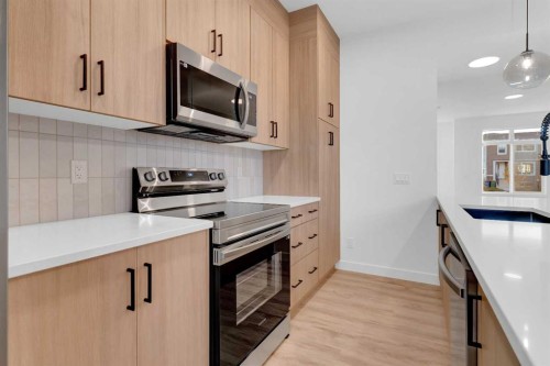 164 Cobblestone Gate Sw, Airdrie, AB - Indoor Photo Showing Kitchen