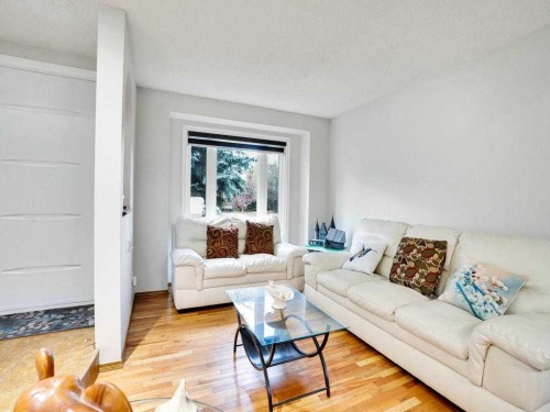 151 Citadel Park Nw, Calgary, AB - Indoor Photo Showing Living Room