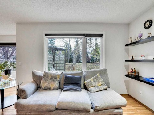 151 Citadel Park Nw, Calgary, AB - Indoor Photo Showing Living Room
