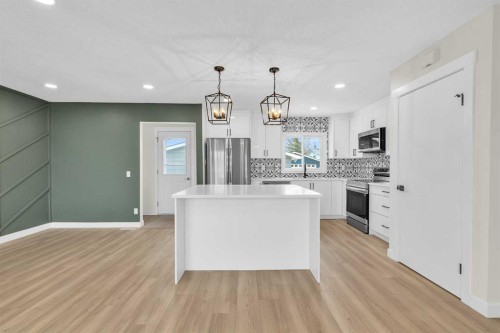 220 60 Street Se, Calgary, AB - Indoor Photo Showing Kitchen With Upgraded Kitchen