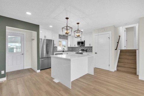 220 60 Street Se, Calgary, AB - Indoor Photo Showing Kitchen With Upgraded Kitchen