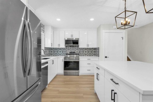 220 60 Street Se, Calgary, AB - Indoor Photo Showing Kitchen With Upgraded Kitchen