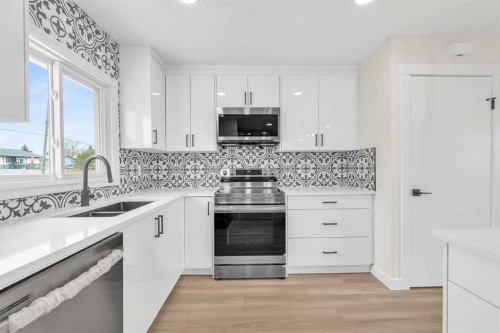 220 60 Street Se, Calgary, AB - Indoor Photo Showing Kitchen With Double Sink With Upgraded Kitchen
