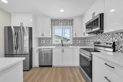 220 60 Street Se, Calgary, AB - Indoor Photo Showing Kitchen With Upgraded Kitchen