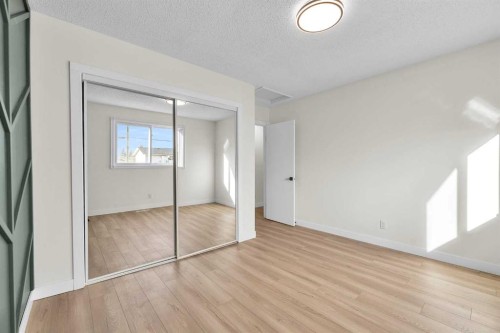 220 60 Street Se, Calgary, AB - Indoor Photo Showing Other Room