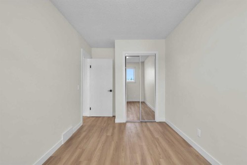 220 60 Street Se, Calgary, AB - Indoor Photo Showing Other Room