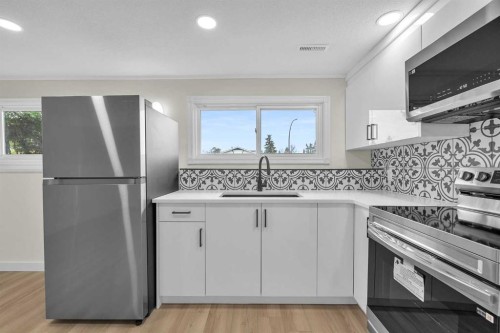 220 60 Street Se, Calgary, AB - Indoor Photo Showing Kitchen