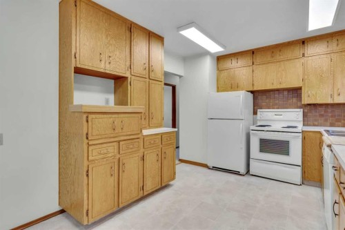 3303 Boulton Road Nw, Calgary, AB - Indoor Photo Showing Kitchen