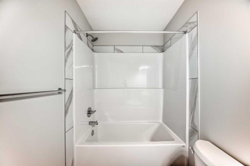 1058 Sawgrass Link Nw, Airdrie, AB - Indoor Photo Showing Bathroom