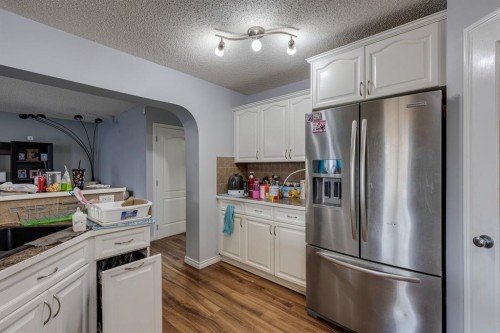 47 Westmount Road, Okotoks, AB - Indoor Photo Showing Kitchen