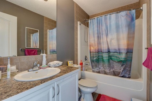 47 Westmount Road, Okotoks, AB - Indoor Photo Showing Bathroom