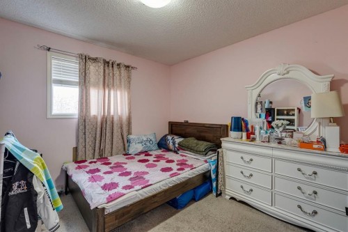47 Westmount Road, Okotoks, AB - Indoor Photo Showing Bedroom
