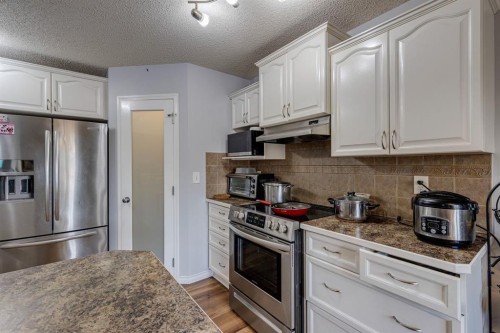 47 Westmount Road, Okotoks, AB - Indoor Photo Showing Kitchen