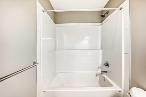 1054 Sawgrass Link Nw, Airdrie, AB - Indoor Photo Showing Bathroom