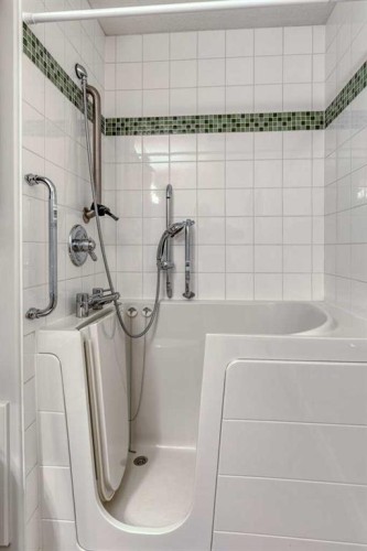 13-24 River Heights View, Cochrane, AB - Indoor Photo Showing Bathroom