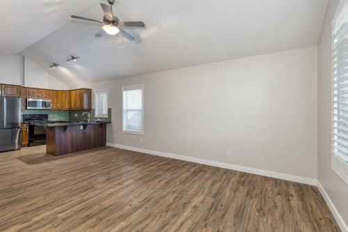 13-24 River Heights View, Cochrane, AB - Indoor Photo Showing Kitchen