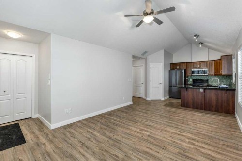 13-24 River Heights View, Cochrane, AB - Indoor Photo Showing Kitchen