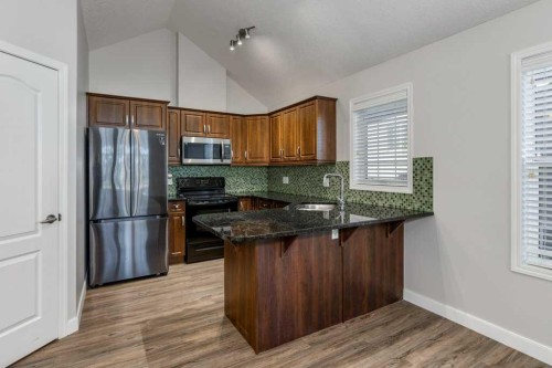 13-24 River Heights View, Cochrane, AB - Indoor Photo Showing Kitchen