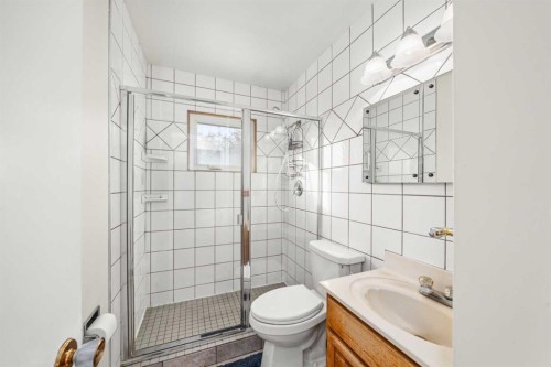 2219 40 Street Se, Calgary, AB - Indoor Photo Showing Bathroom