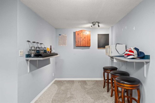 2219 40 Street Se, Calgary, AB - Indoor Photo Showing Other Room