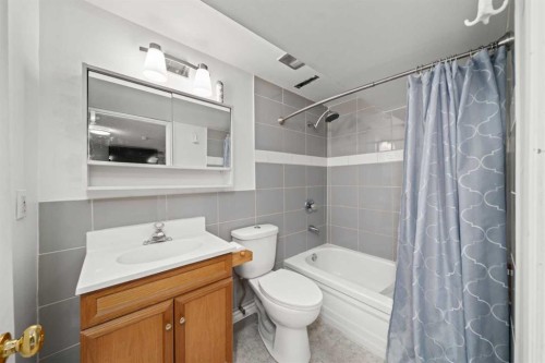 2219 40 Street Se, Calgary, AB - Indoor Photo Showing Bathroom