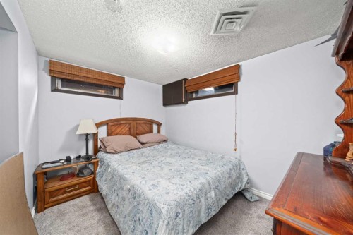2219 40 Street Se, Calgary, AB - Indoor Photo Showing Bedroom