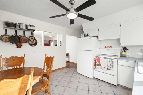 2219 40 Street Se, Calgary, AB - Indoor Photo Showing Kitchen