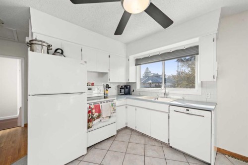 2219 40 Street Se, Calgary, AB - Indoor Photo Showing Kitchen